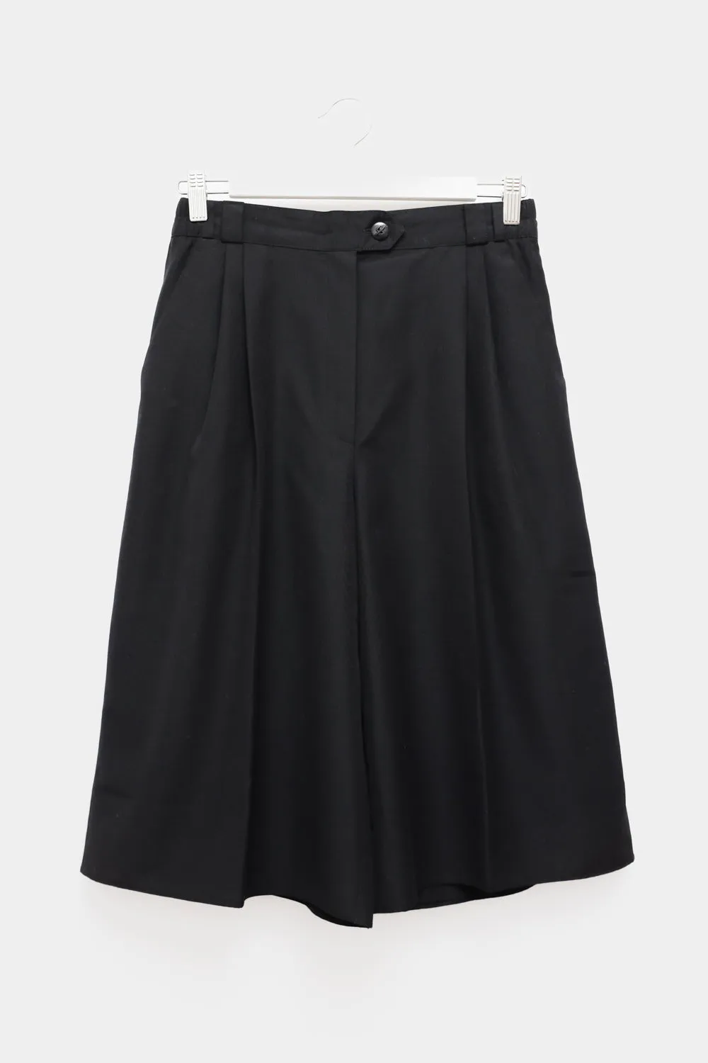 PLEATED BLACK MIDI SHORTS