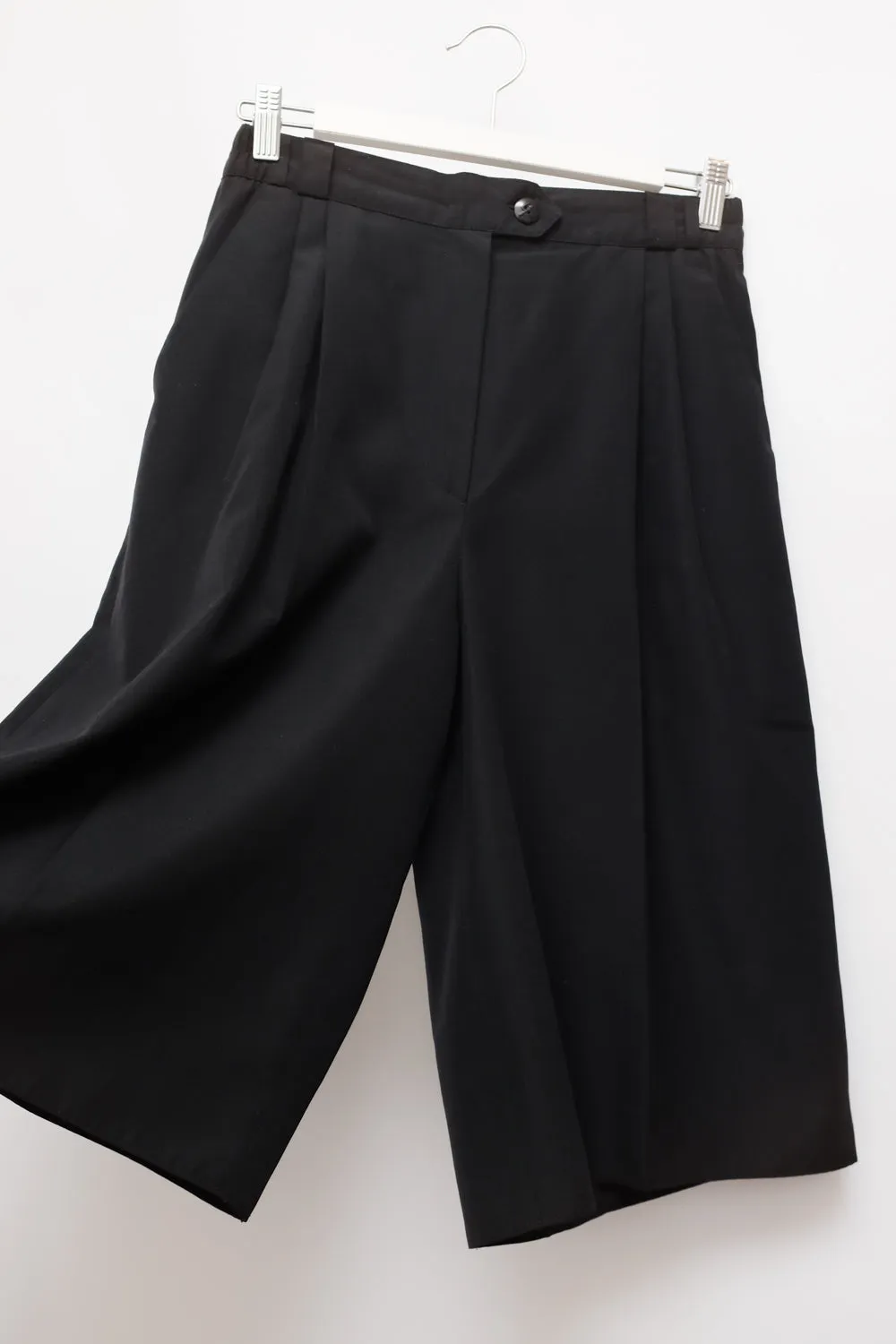 PLEATED BLACK MIDI SHORTS