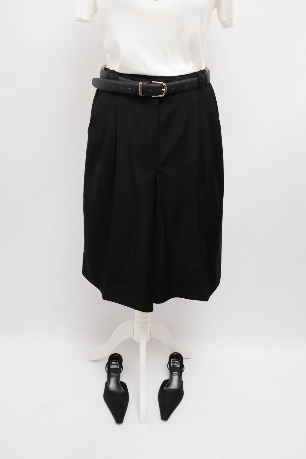 PLEATED BLACK MIDI SHORTS