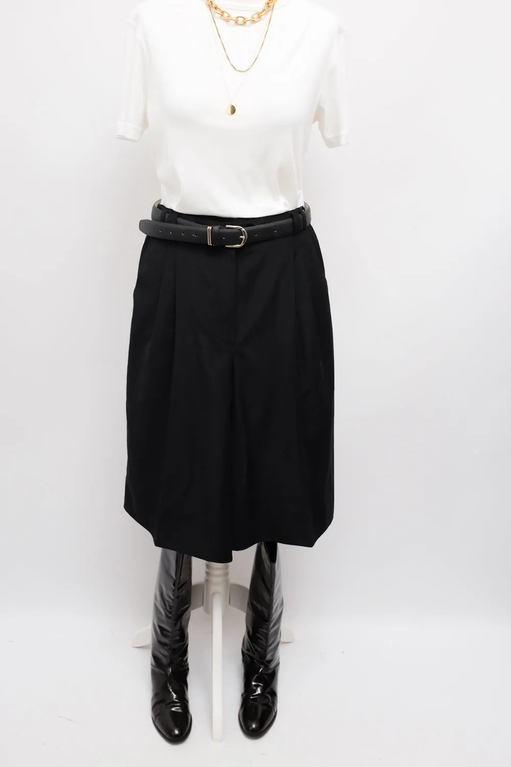 PLEATED BLACK MIDI SHORTS