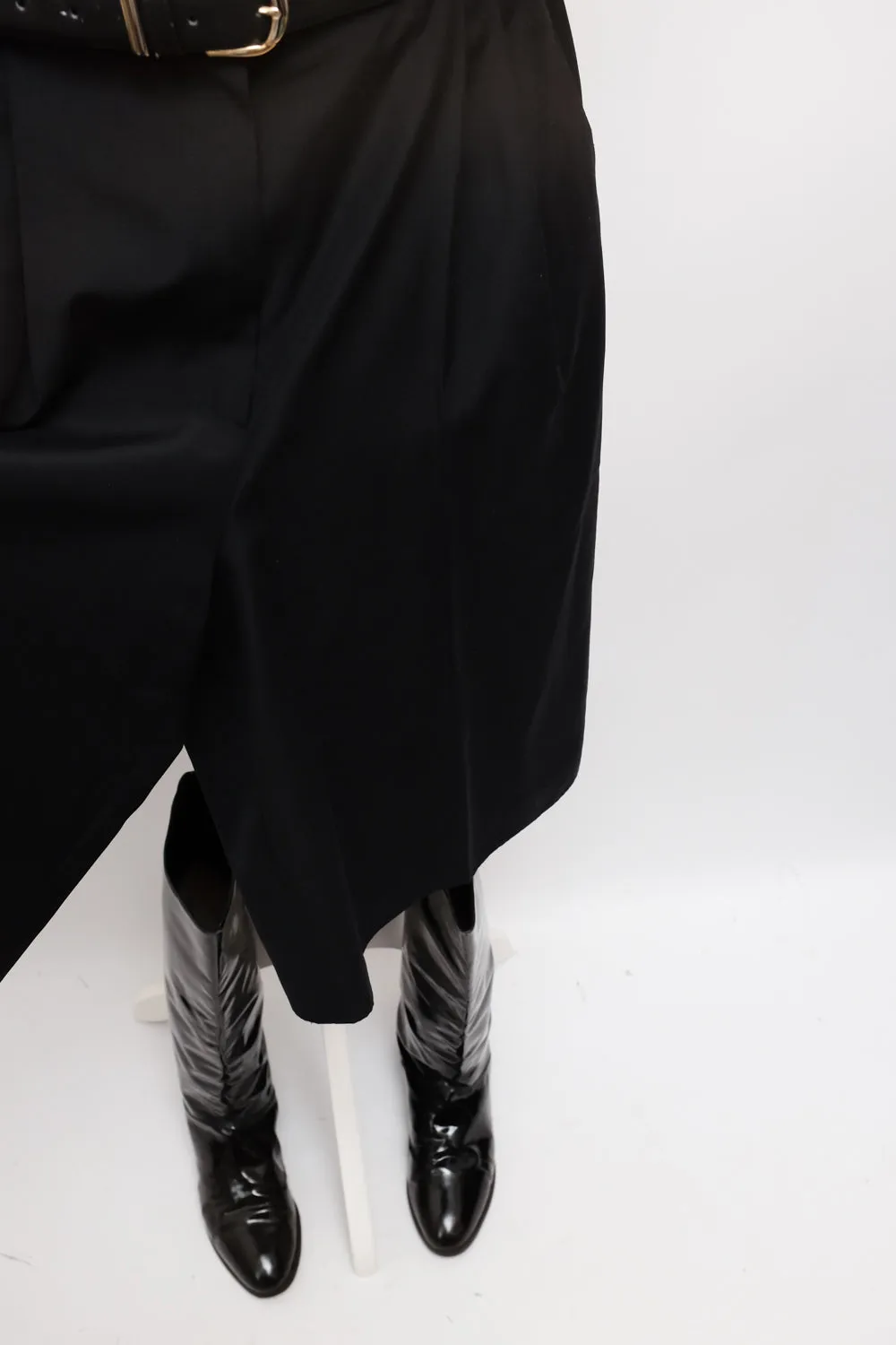 PLEATED BLACK MIDI SHORTS